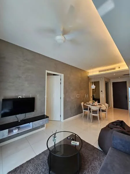 Living features: grey accent wall, white painted walls, white ceiling, 5-blade ceiling fan with light, wall-mounted TV, TV console, coffee table, sofa in dark grey, dining table for four, pendant lamp, floor tiles in white, decorative plant; style: modern.