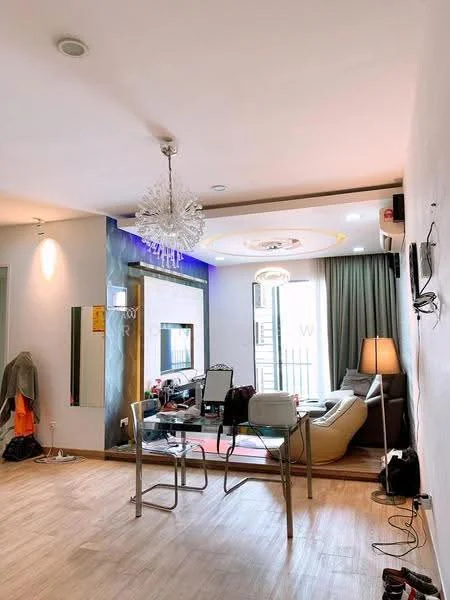 Living features: light wood flooring, white painted walls, tray ceiling with recessed lighting, chandelier, floor-to-ceiling windows, curtains, sofa in light color, glass coffee table, TV mounted on wall, decorative mirror, wall-mounted decor, area rug; style: modern.