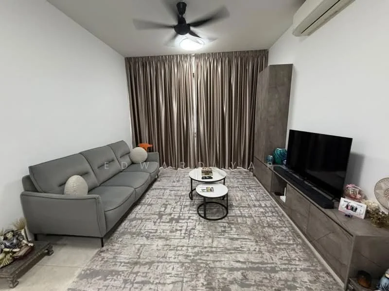 Living features: 3-seater fabric sofa in grey, ceiling fan, recessed downlights, TV console, wall-mounted TV, coffee table, area rug with abstract pattern, curtains in beige, light-colored walls, tile flooring; style: modern.