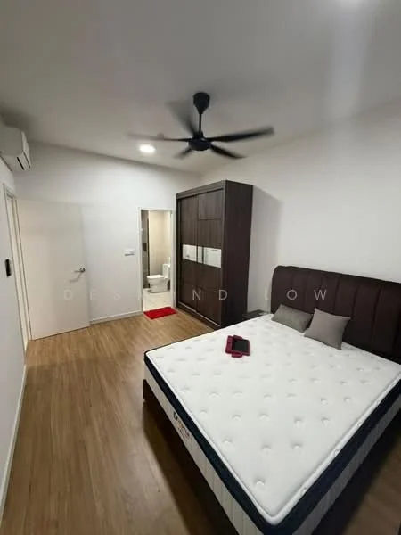 Bedroom features: queen-size bed, upholstered headboard, wooden flooring, 5-blade ceiling fan, wall-mounted air conditioning unit, built-in wardrobe with sliding doors, white painted walls, recessed lighting, red area rug, doorway leading to bathroom; style: modern.