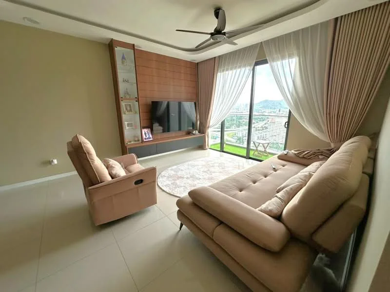 Living features: beige painted walls, white ceiling, 5-blade ceiling fan with light, large sliding glass door, floor-to-ceiling windows, curtains, light-colored fabric sofa, armchair in beige fabric, area rug with geometric pattern, TV console, wall-mounted TV, decorative wall paneling, decorative items on shelves; style: modern; view: city.