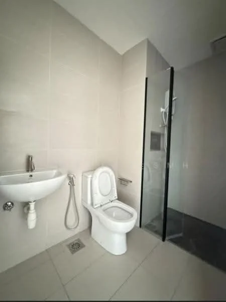 Bathroom features: white wall tiles, grey floor tiles, single-sink wall-mounted basin, chrome basin mixer, one-piece toilet, handheld shower, glass shower enclosure, floor drain; style: modern.