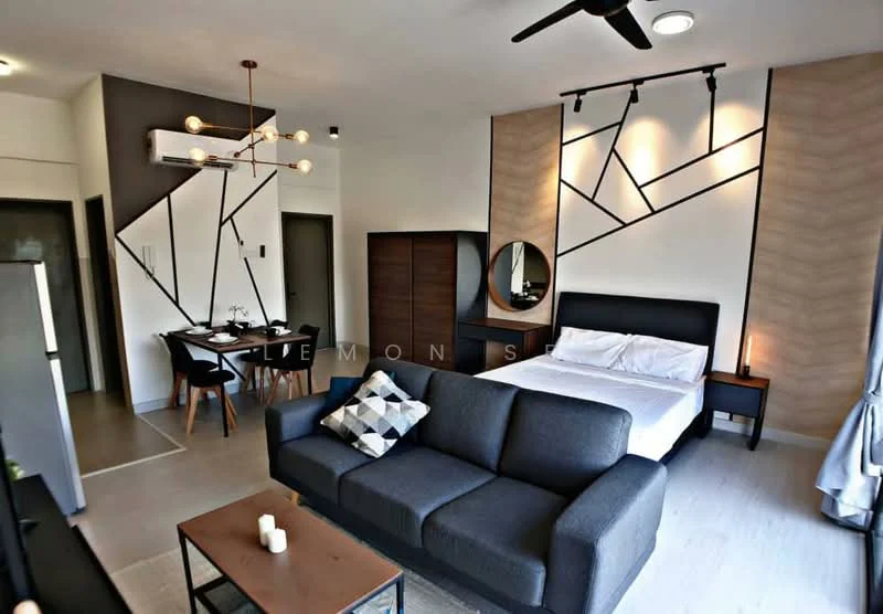 Living features: grey fabric sofa, coffee table, wall-mounted TV, ceiling fan with light, wooden flooring, decorative wall with geometric pattern, bed with white bedding, black bedside table, round mirror, dining table for four, air conditioning unit; style: modern.