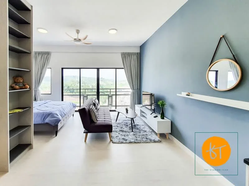 Living features: grey accent wall, white walls, 5-blade ceiling fan with light, floor-to-ceiling windows, curtains, sofa in dark grey, coffee table, TV console, wall-mounted TV, area rug with geometric pattern, decorative mirror, shelves, plant decor; style: modern; view: mountain. Bedroom features: queen-size bed with blue bedding, bedside table, lamp, built-in wardrobe, decorative teddy bear; style: modern; view: mountain.
