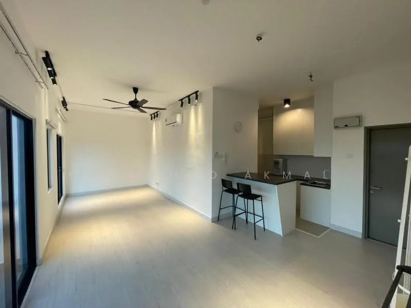 Living features: white painted walls, light wood flooring, 5-blade ceiling fan with light, recessed LED downlights, floor-to-ceiling windows, sliding glass door, open-plan layout with kitchen, bar stools at kitchen counter, air conditioning unit; style: modern.