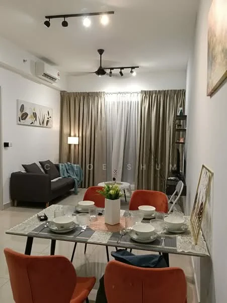 Living features: 3-seater fabric sofa in dark grey, ceiling fan with integrated light, recessed LED downlights, floor-to-ceiling curtains in light grey, laminate flooring, decorative wall art, wall-mounted air conditioning unit, coffee table, side table with lamp, open shelving unit, dining table with 4 orange upholstered chairs, table setting with plates and cutlery; style: modern.