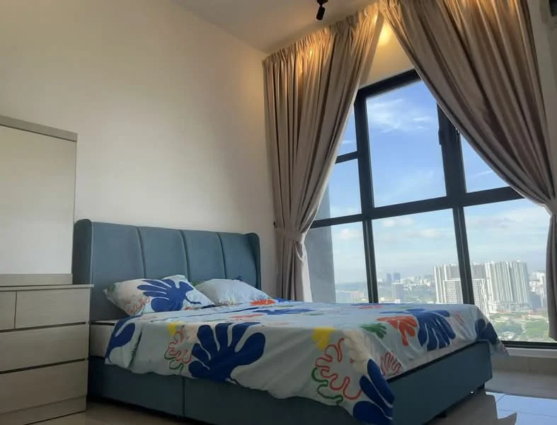 Bedroom features: king-size bed with upholstered headboard, bedding with colorful floral pattern, floor-to-ceiling windows, curtains in light fabric, light-colored walls, laminate flooring, nightstand, city skyline view; style: modern; view: city.