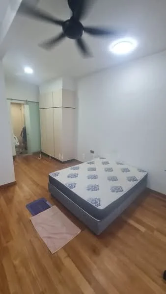 Bedroom features: queen-size bed, wooden flooring, 5-blade ceiling fan, recessed ceiling lights, built-in wardrobe with sliding doors, light-colored walls, area rug, window with sheer curtains; style: modern.