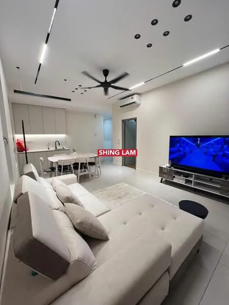 Living features: 5-blade ceiling fan with integrated LED light, wall-mounted TV, freestanding TV cabinet, sofa in light beige fabric, dining table for 4, white cabinetry, recessed downlights, air conditioning unit, light-colored tile flooring, decorative wall with minimalistic design, area rug, open layout; style: modern.