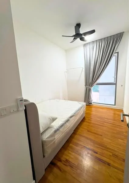 Bedroom features: queen-size bed, wooden flooring, white painted walls, 5-blade ceiling fan, floor-to-ceiling window, curtains, built-in wardrobe, minimalist decor; style: modern.