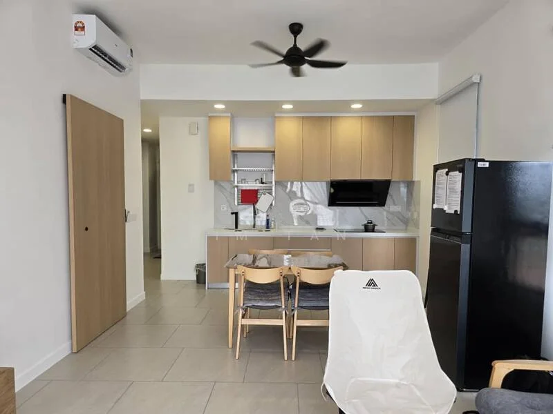 Kitchen features: white painted walls, light wood cabinetry, marble backsplash, black built-in oven, stainless-steel range hood, 4-burner gas hob, single-bowl stainless-steel sink, chrome pull-down faucet, refrigerator in black, dining table with 4 wooden chairs, ceiling fan, wall-mounted split AC, tile flooring; style: modern.