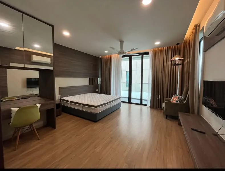 Bedroom features: queen-size bed, wooden flooring, floor-to-ceiling windows, sheer curtains, 5-blade ceiling fan, wall-mounted TV, study desk with chair, built-in wardrobe, decorative lamp, TV console, wall-mounted air conditioning unit, decorative wall paneling; style: modern.