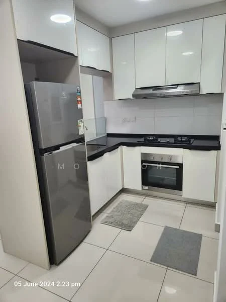 Kitchen features: stainless-steel fridge, built-in oven, 4-burner gas hob, stainless-steel range hood, black granite countertop, white glossy cabinets, ceramic tile flooring, grey area rug, white backsplash, single-bowl stainless-steel sink; style: modern.