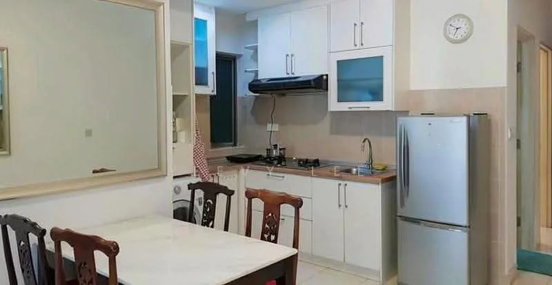 Kitchen features: white shaker cabinets, stainless-steel fridge, built-in oven, 4-burner gas hob, chrome pull-down faucet, single-bowl stainless-steel sink, white tiled backsplash, marble countertop, dining table with 4 wooden chairs, wall-mounted range hood, recessed downlights, cream tiled flooring, mirror on wall; style: modern.