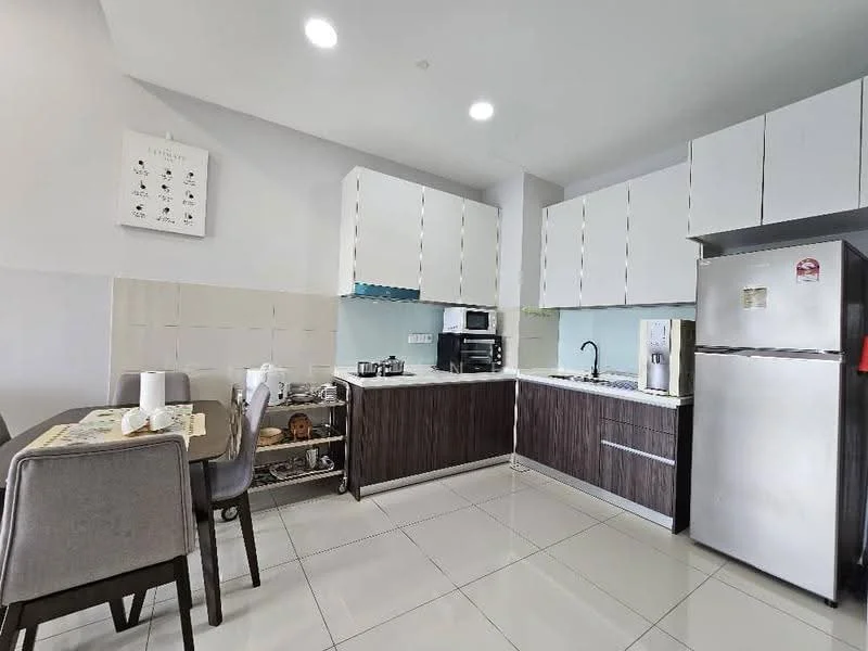 Kitchen features: white upper cabinets, dark wood lower cabinets, marble countertop, stainless-steel sink, chrome pull-down faucet, built-in microwave, freestanding refrigerator, 4-burner gas hob, exhaust hood, ceramic tile backsplash, dining table with 4 chairs, open shelving, tile flooring, recessed downlights; style: modern.