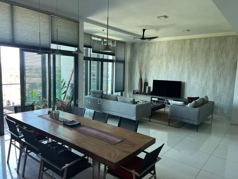Living features: floor-to-ceiling windows, grey accent wall, recessed downlights, 5-blade ceiling fan, wall-mounted TV, sofa in light grey fabric, coffee table, area rug, decorative plants, dining table with wooden surface, black and red upholstered dining chairs; style: modern; view: city.
