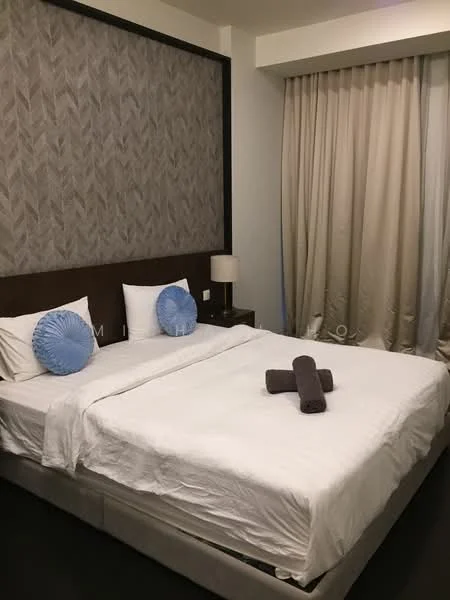 Bedroom features: king-size bed, white bedding, upholstered headboard, two bedside lamps, decorative blue cushions, dark wood bedside tables, curtains in light beige, textured accent wall, dark wood flooring; style: modern.
