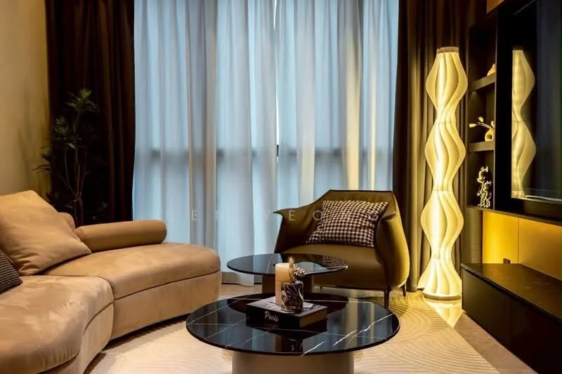 Living features: curved sectional sofa in beige fabric, black and white patterned throw pillow, round coffee table with black marble top, decorative candle on coffee table, floor lamp with a unique spiral design, black TV console with wall-mounted TV, sheer curtains, dark brown curtains, area rug with geometric pattern, decorative plant in pot; style: modern.