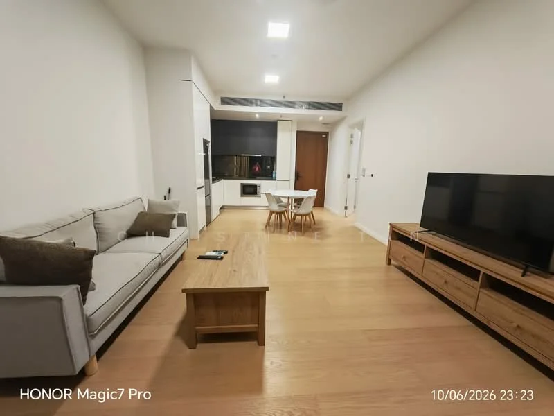 Living features: light wood flooring, white painted walls, recessed downlights, 3-seater fabric sofa in light grey, wooden coffee table, TV console, wall-mounted TV, dining table for four, kitchenette with built-in oven, microwave, open layout; style: modern.