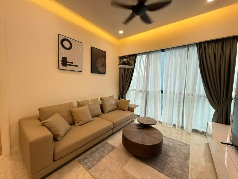 Living features: 3-seater fabric sofa in beige, decorative cushions, round coffee table in dark wood, area rug with geometric pattern, wall-mounted TV, floor lamp with adjustable arm, curtains in dark green, recessed LED downlights, ceiling fan with light, white painted walls, marble flooring; style: modern.