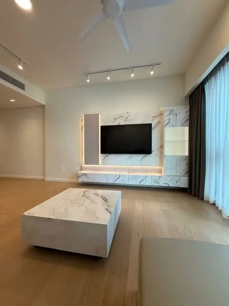 Living features: light wood flooring, white walls, ceiling fan, recessed LED downlights, wall-mounted TV, marble TV console, decorative wall panel, large floor-to-ceiling windows with sheer curtains, coffee table with marble top, open layout; style: modern.