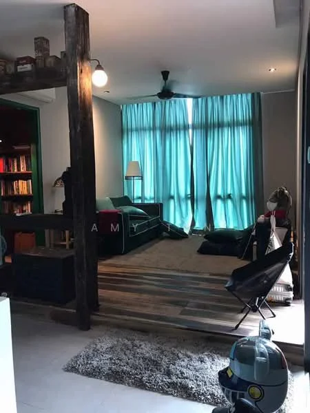 Living features: light grey walls, wooden flooring, 5-blade ceiling fan with light, large floor-to-ceiling windows with turquoise curtains, sofa in dark color, area rug with geometric pattern, bookshelf with books, table lamp, decorative chair, wooden beams, coffee table, wall-mounted decor; style: modern.