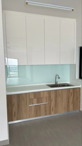 Kitchen features: white high-gloss upper cabinets, wood grain lower cabinets, glass backsplash, single-bowl stainless-steel sink, chrome pull-down faucet, white countertop, modern cabinet handles, recessed lighting, grey vinyl flooring; style: modern.