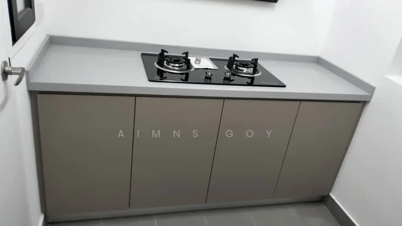 Kitchen features: grey laminate countertop, built-in gas hob with two burners, flat-panel cabinetry in beige, grey tiled flooring, wall-mounted kitchen cabinet, single-basin sink, modern faucet, minimalist design; style: modern.