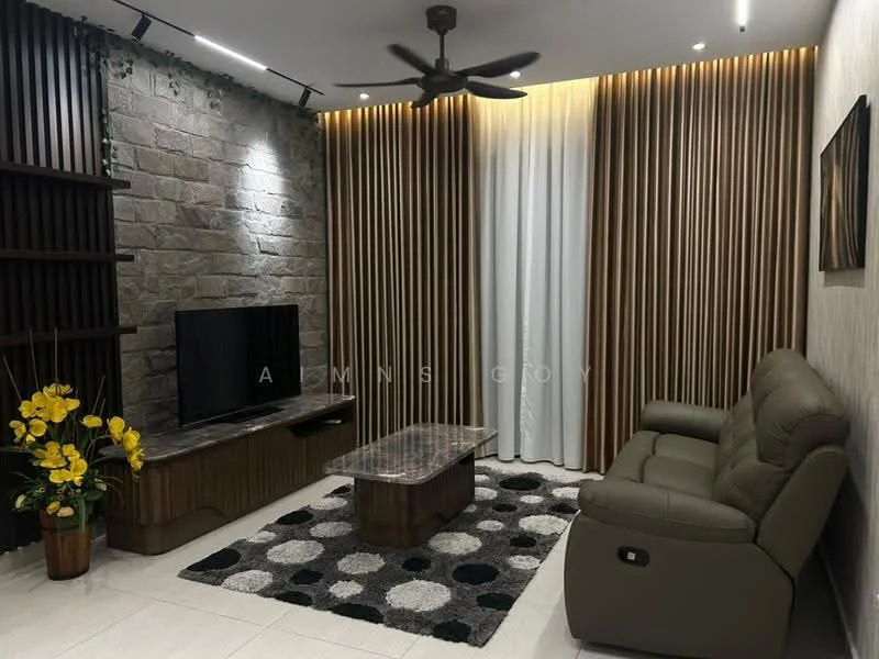 Living features: 3-seater leather sofa in grey, coffee table with marble top, TV console, wall-mounted TV, area rug with geometric pattern, decorative wall with stone cladding, wood paneling, curtains in cream and brown, ceiling fan with light, recessed downlights; style: modern.