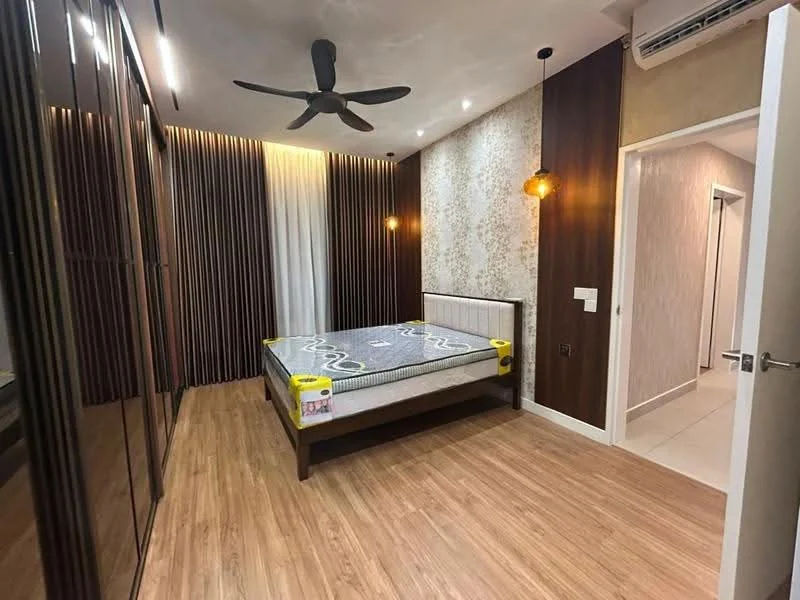 Bedroom features: king-size bed, upholstered headboard, wooden flooring, 5-blade ceiling fan, built-in wardrobe with mirrored doors, decorative pendant light, accent wall with wallpaper, curtains, neutral wall color, recessed lighting; style: modern.