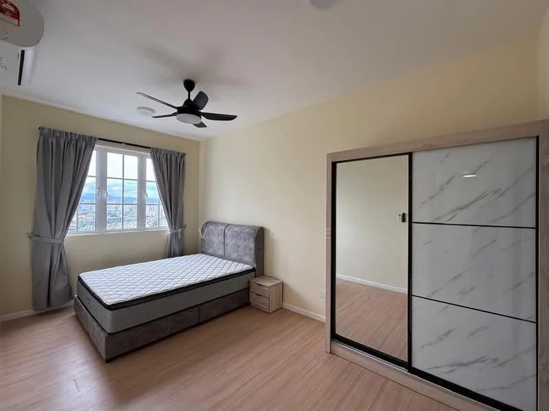 Bedroom features: queen-size bed, upholstered headboard, nightstand, built-in wardrobe with mirrored doors, ceiling fan, floor-to-ceiling window, curtains, laminate flooring, light-colored painted walls; style: modern; view: city.