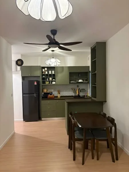 Kitchen features: green cabinetry, black countertop, stainless-steel fridge, built-in oven, ceramic tile backsplash, 4-burner gas hob, kitchen island, pendant lighting, 5-blade ceiling fan, dining table with 4 chairs, open shelving, wooden flooring; style: modern.