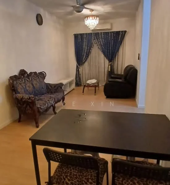 Living features: sofa in black leather, 3-seater fabric sofa with floral pattern, coffee table, chandelier, ceiling fan, curtains in blue fabric, wooden flooring, wall-mounted air conditioning unit, decorative wall, side table; style: traditional.