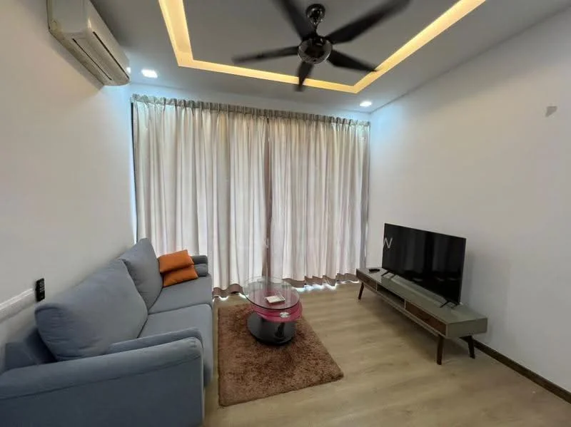 Living features: 3-seater fabric sofa in light blue, orange throw pillows, round glass coffee table, TV console in grey, wall-mounted TV, recessed ceiling lights, ceiling fan with 5 blades, floor-to-ceiling curtains, laminate flooring, decorative area rug in brown, wall-mounted air conditioning unit, white painted walls, tray ceiling; style: modern.
