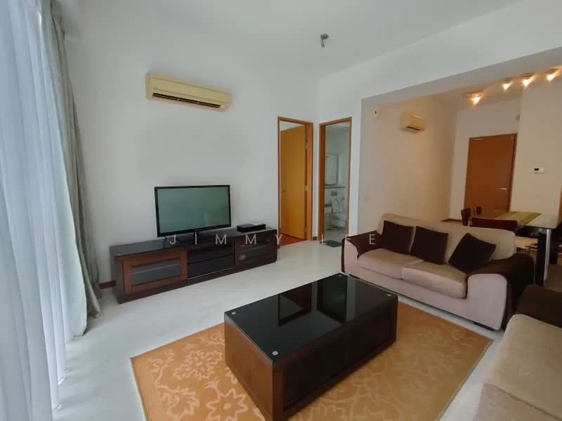 Living features: white painted walls, polished tile flooring, 5-blade ceiling fan, wall-mounted TV, TV console in dark wood, beige fabric sofa, coffee table with black surface, area rug with geometric pattern, large windows with sheer curtains, air conditioning unit; style: modern.