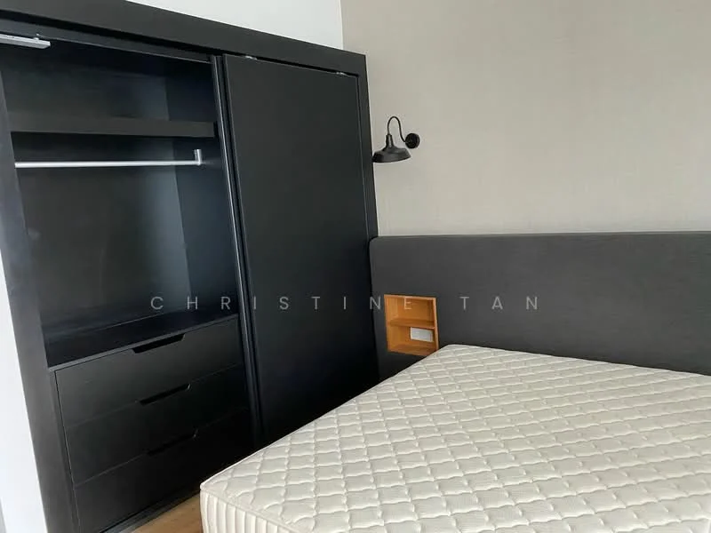 Bedroom features: black sliding wardrobe with shelves, built-in bedside shelf, upholstered headboard in grey, queen-size mattress, wooden flooring, wall-mounted reading light; style: modern.