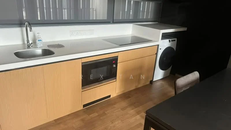 Kitchen features: single-bowl stainless-steel sink, chrome pull-down faucet, white quartz countertop, built-in microwave, freestanding washing machine, wood cabinetry in light brown, ceramic tile backsplash, 4-burner electric hob, wood flooring, recessed downlights; style: modern.