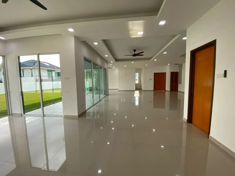 Living features: glossy porcelain tile flooring, white painted walls, tray ceiling with recessed lighting, 5-blade ceiling fan, floor-to-ceiling glass sliding doors, natural light from large windows, open layout, access to outdoor space, neutral color palette; style: modern; view: garden.