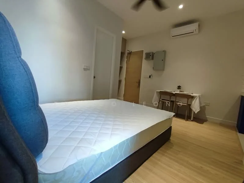 Bedroom features: queen-size bed, upholstered headboard, wooden flooring, wall-mounted split AC, ceiling fan, light-colored painted walls, built-in wardrobe, small dining table with chairs; style: modern.