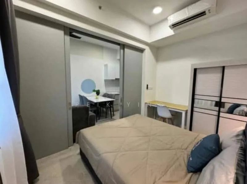 Bedroom features: queen-size bed, upholstered headboard, bedside lamp, built-in wardrobe with sliding doors, study desk with chair, air conditioning unit, carpeted flooring, neutral wall colour; style: modern.