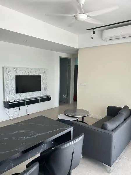 Living features: sofa in dark grey fabric, coffee table with marble top, TV console with wall-mounted TV, 5-blade ceiling fan with light, wall-mounted air conditioning unit, light-colored walls, tile flooring, decorative wall panel with marble finish; style: modern.