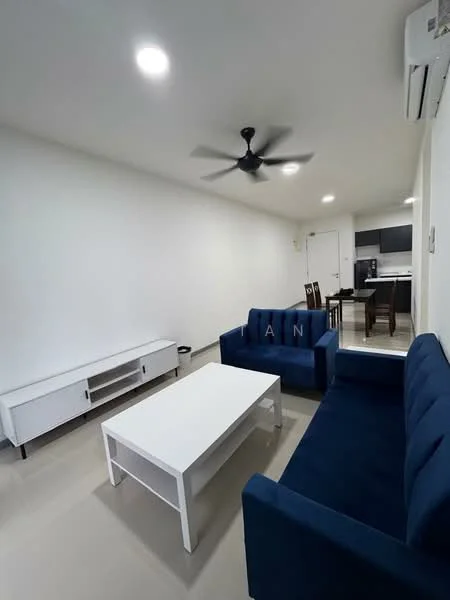 Living features: blue fabric 3-seater sofa, blue fabric 2-seater sofa, white coffee table, white TV console, ceiling fan, wall-mounted air conditioning unit, recessed ceiling lights, light-colored tiled flooring, white painted walls; style: modern.