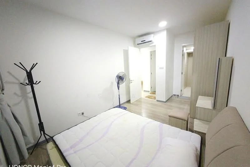 Bedroom features: white painted walls, laminate flooring, queen-size bed, upholstered headboard, bedside table, wardrobe with sliding doors, 1 wall-mounted split AC, ceiling light, floor fan, clothes rack; style: modern.