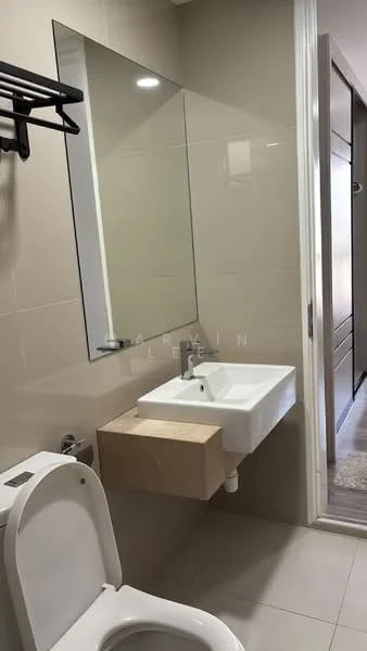 Bathroom features: white ceramic toilet, wall-mounted sink with wooden base, large mirror, light beige tiled walls, light grey tiled flooring, towel rack, built-in cabinetry, minimalist design; style: modern.