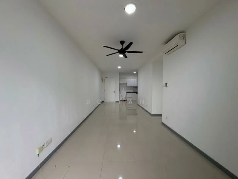 Room features: white painted walls, polished ceramic tile flooring, 5-blade ceiling fan with light, 1 wall-mounted split AC, recessed downlights; style: modern.
