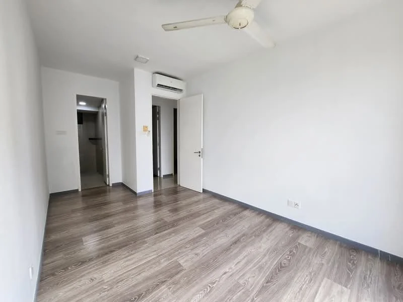 Room features: light grey painted walls, laminate flooring, ceiling fan, 1 wall-mounted split AC, white door, neutral decor, no visible furniture; style: modern.