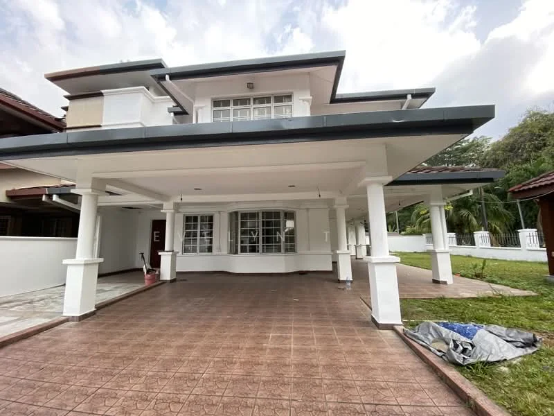 Exterior type: detached bungalow; features: white painted facade, flat roof, double-volume porch, columns supporting the porch, large windows, manicured lawn, paved driveway, surrounded by greenery; style: modern.