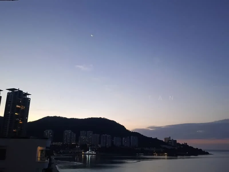 Exterior features: city skyline, mountain view, waterfront, twilight sky, high-rise buildings, reflective water surface; style: modern.