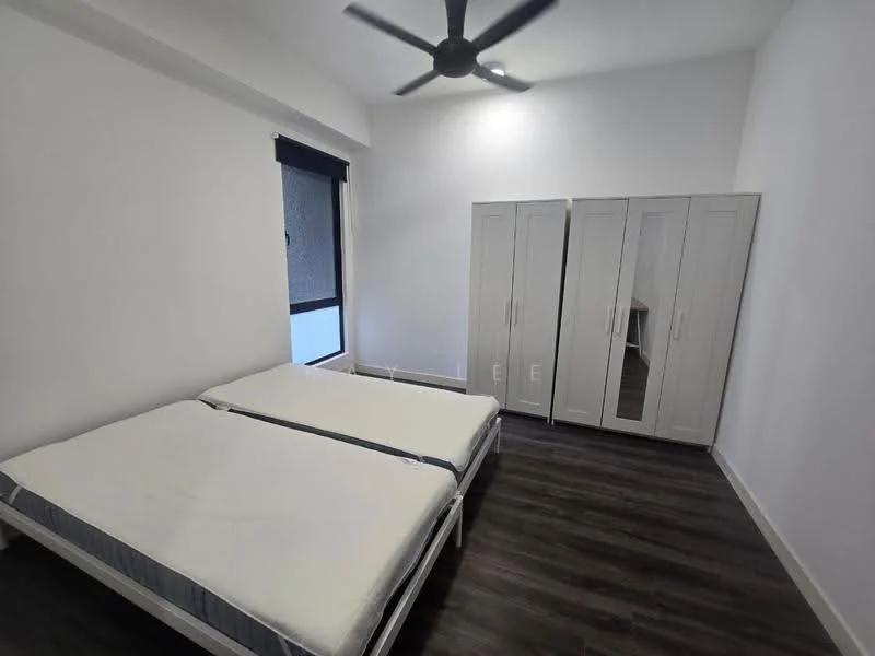 Bedroom features: two single beds with mattresses, wooden flooring, white painted walls, ceiling fan, built-in wardrobe with mirrored doors, window with black roller blinds; style: modern.