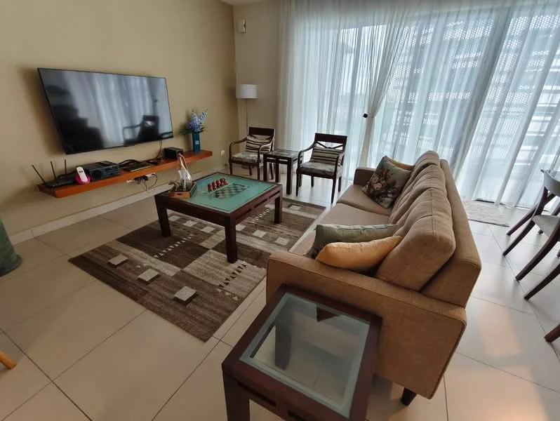 Living features: 3-seater fabric sofa in beige, coffee table with wooden frame, area rug with geometric pattern, wall-mounted flat-screen TV, side table with glass top, 2 wooden armchairs, floor-to-ceiling windows with sheer curtains, decorative vase with flowers; style: modern.